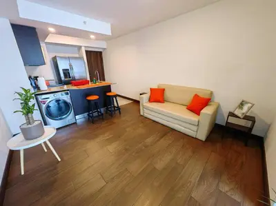 a living room with a couch and a kitchen at 706 Torres Los Yoses Hermoso apartamento en Barrio Escalante con Parqueo in San José