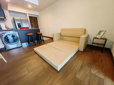 a living room with a couch and a washing machine at 706 Torres Los Yoses Hermoso apartamento en Barrio Escalante con Parqueo in San José