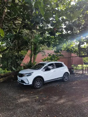 a white car parked on the street under a tree at Villa Campo's in Venecia