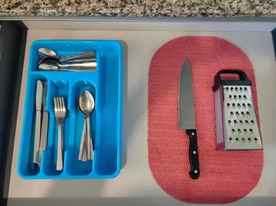 a plastic tray with a knife and utensils at 1001 Torres Los Yoses Apartamento con A/C y parqueo full equipado in San José