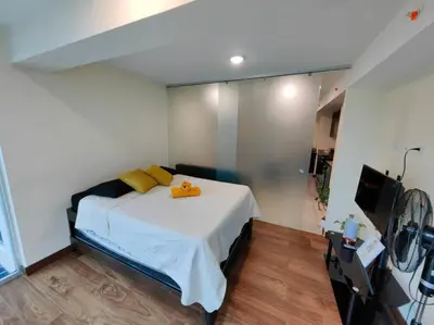 a bedroom with a bed with yellow pillows on it at 1505 Torre los Yoses Hermoso Apartamento en Barrio Escalante con Parqueo in San José