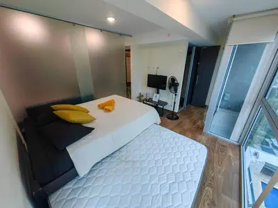 a bedroom with a large white bed with yellow pillows at 1505 Torre los Yoses Hermoso Apartamento en Barrio Escalante con Parqueo in San José