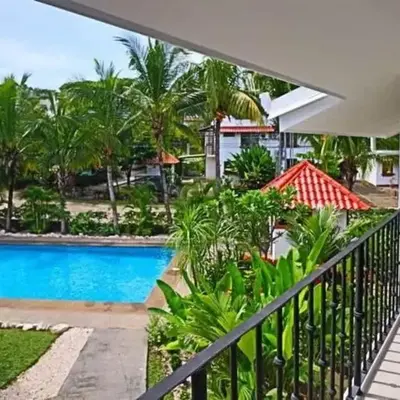 2-BD Unit with Pool 2 Blocks from Beach