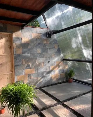 a stone wall with two potted plants on a patio at Pozas y Cascadas La Presa Habitación 2 in Ángeles
