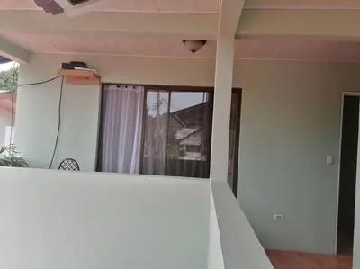 an empty room with a window in a house at Hermoso apartamento en Quepos/ Manuel Antonio. in Quepos