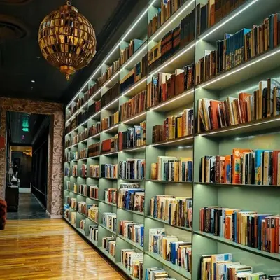 a library with many shelves filled with books at 906A URBN Barrio Escalante Estudio con A/C y Parqueo in San José
