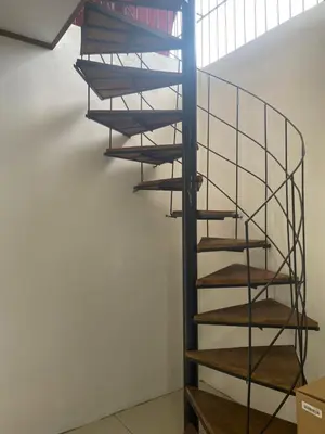 a spiral staircase in a room with a white wall at Casa Zion in San Juanillo