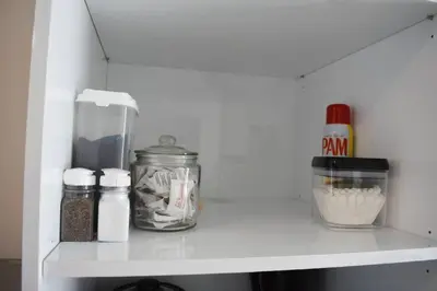 a white shelf with food items on it at 0404 iFreses estudio con Aire Acondicionado y Parqueo in Curridabat