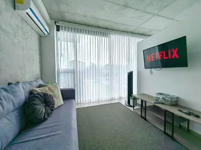 a living room with a couch and a television at 0404 iFreses estudio con Aire Acondicionado y Parqueo in Curridabat