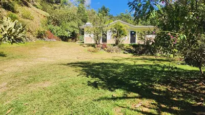 a house with a large yard in front of it at Hospedajes Richie Eco Camp in Providencia