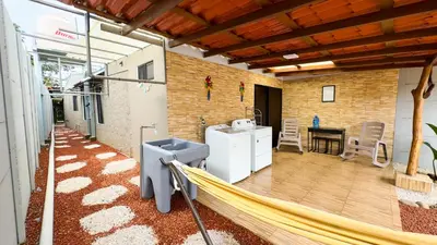 a hammock in the middle of a room with a kitchen at Brisa Amatista - Casa completa y centrica en San Ramón #1 in Palmitos Sur