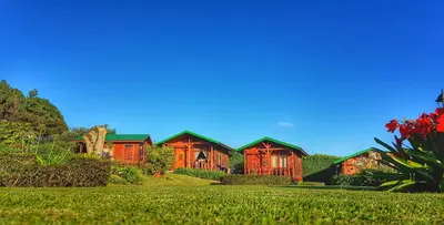 a large house with a green lawn in front of it at Grandpas Hotel & Restaurante in Cartago