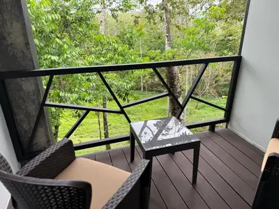 a balcony with chairs and a table on a porch at Contenedores Boutique Hotel in Platanal