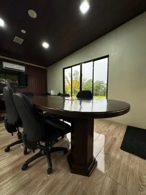 a conference room with a large table and chairs at Contenedores Boutique Hotel in Platanal