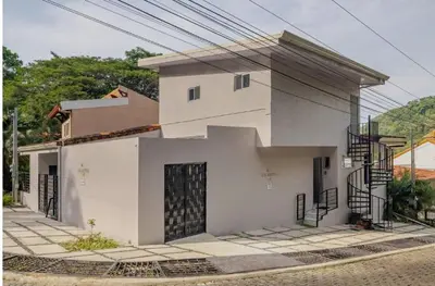 a white house with a staircase in front of it at CASA MARIPOSA en Punta Leona a 500 metros de la playa FULL EQUIPADA Espacio y precio a tu medida Posibilidad de alquilar la casa entera, dos apartamentos abajo con cocina y jacuzi o 2 cuartos con baños privados en la planta alta Para 1 a 22 personas in Herradura