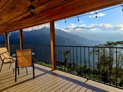 a balcony with a view of the mountains at Bosque Tapantí, cerca del PN Tapantí en Orosí, Cartago, Costa Rica in Purisil