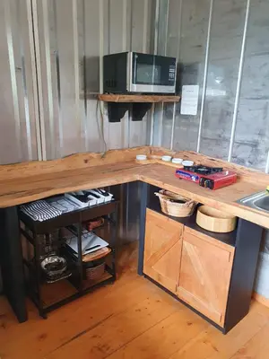 a wooden counter with a microwave on top of it at Casa Monte Armadillo in Poás