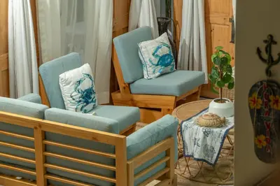 a living room with two chairs and a table at Casa Choucoune in Parrita