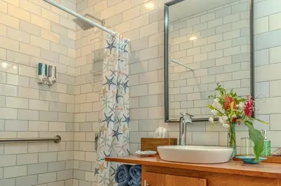 a bathroom with a sink and a mirror at Casa Choucoune in Parrita
