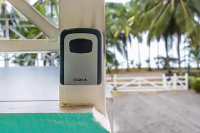 a cell phone sitting on the side of a pole at Casa Choucoune in Parrita