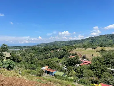 a view of a hill with trees and buildings at Casa mirando a la montaña, camino al volcán in Alajuela City
