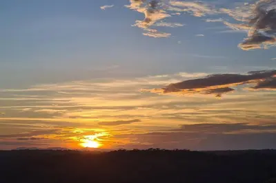 a sunset with the sun setting in the sky at Casa de campo rodeada de naturaleza in San Francisco