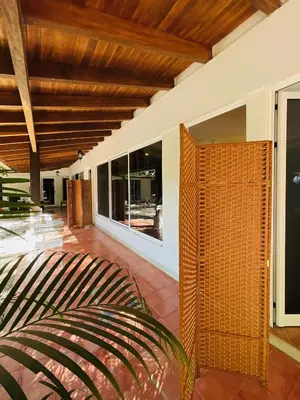 a living room with a wooden ceiling at Casa Spinoza in Playa Negra