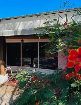 a building with a window and some flowers at Casa Spinoza in Playa Negra