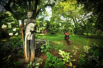 a statue of a statue of a man holding a woman at Las Brisas del Sur in Ojochal
