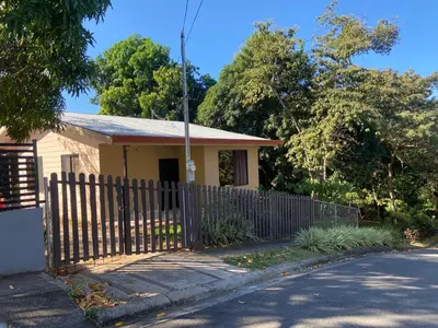 a small house with a fence in front of it at Casa Mangos in Orotina