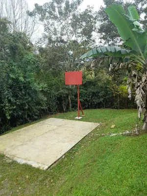 a red sign sitting in the middle of a yard at Casa Lapas. in Aguas Zarcas