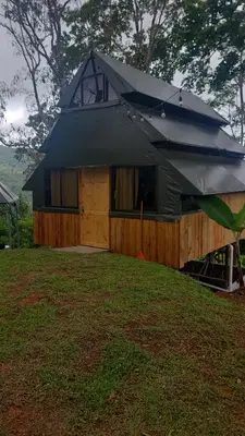 a small house with a tarp on top of it at Finca Makambu in Platanillo