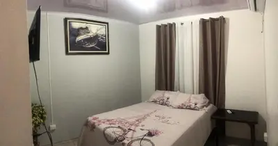 a small bedroom with a bed and a picture on the wall at Apartamento BYES in Quepos