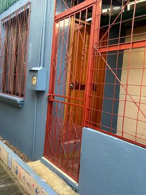 a red door on the side of a building at Apartamento BYES in Quepos