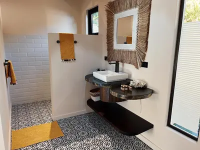 a bathroom with a sink and a mirror at Monkey House in Dominicalito