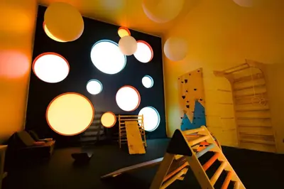 a childs room with a black and white wall at Secrt 3014 in San José