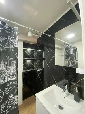 a bathroom with a sink and a mirror at Tranquilo, Central y acogedor in San José