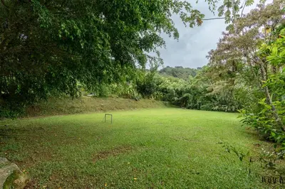 a grassy field with a golfournament in the middle at Cabaña El Manzano: Vistas increíbles y Mirador in Turrialba