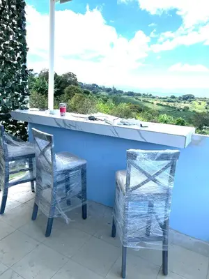two chairs and a bar with a view of the ocean at Cabaña2 Mirador Jacuzzi in Sarchí