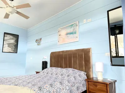 a bedroom with a bed and a ceiling fan at Cabaña2 Mirador Jacuzzi in Sarchí