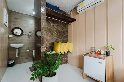 a bathroom with a sink and a mirror and a sink at Ronnys Flat Manuel Antonio in Quepos