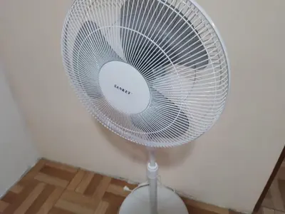 a white fan sitting on top of a floor at Apartamentos HJJ N 2 in Puerto Limón