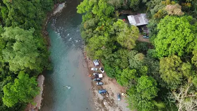 an aerial view of a river with a group of tents at Cabaña junto al río in Naranjito