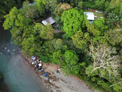 an overhead view of a beach with a group of tents at Cabaña junto al río in Naranjito