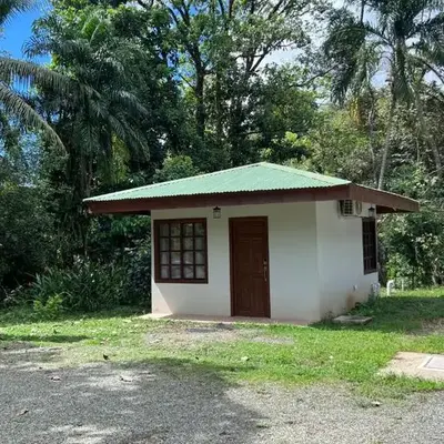 Cabaña junto al río