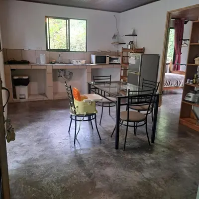 a kitchen with a table and chairs in a room at Casa el Colibrí in Naranjo