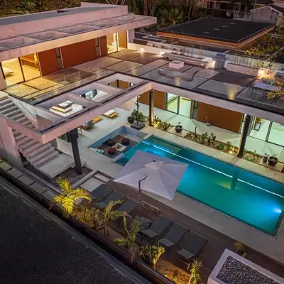 New 6 bd Modern Home Walk to Beach