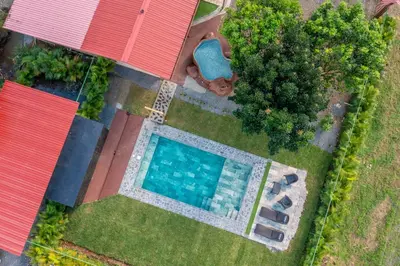 an overhead view of a swimming pool in a yard at Casa La Finca Private Pool / AC WiFi 300Mbps in Fortuna