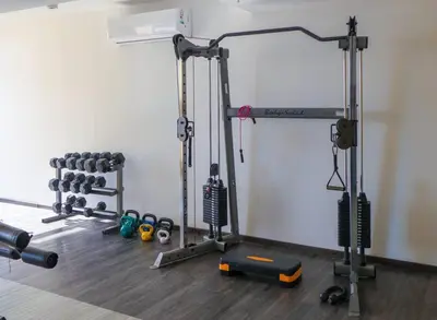 a room with a gym with weights and equipment at Urban Executive Stay in San José