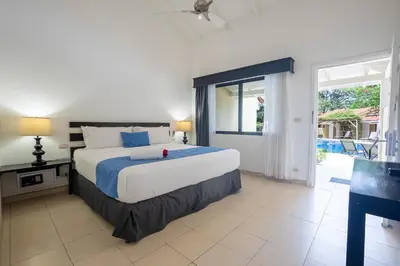 a bedroom with a large bed and a balcony at Seis Playas Hotel in Tamarindo